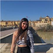 Estudiante de Estudios Ingleses ayuda a personas que tengan dificultades con la asignatura inglesa